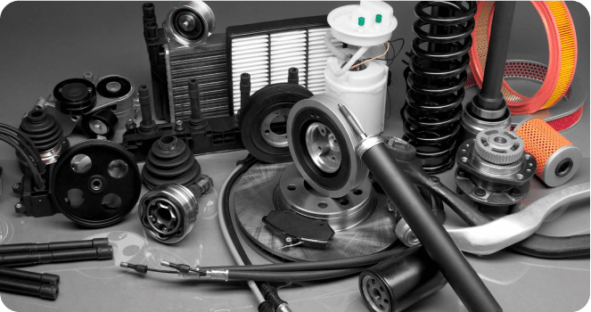 commercialisation-pieces-et-matieres Épaviste en uniforme attachant soigneusement une voiture sur une dépanneuse, prêt pour un enlèvement respectueux de l'environnement.