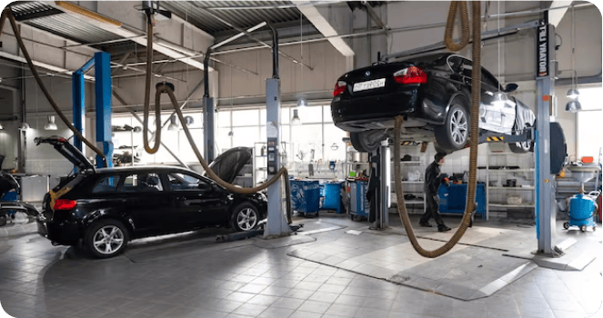 depollution Épaviste en uniforme attachant soigneusement une voiture sur une dépanneuse, prêt pour un enlèvement respectueux de l'environnement.